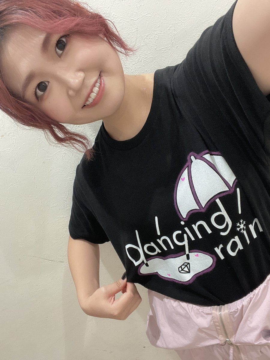 s_little_demon's tweet photo. あと今回のお衣装!
つなぎ:佐久間さんの🐈ツナシャチ🐾
Tシャツ:前が天才ななみ氏デザインのロゴ
後ろはアニメオタク兼Snow Manだから嫁命🫶
雪だるまワッペンはアシラちゃんがくれた9人おそろい!あべさくは対のお袖💚🩷
各自デコっててよかったでしょ〜?🥰
#fortune0804
#DancingRain #踊雨 https://t.co/GGMeyg7cC6