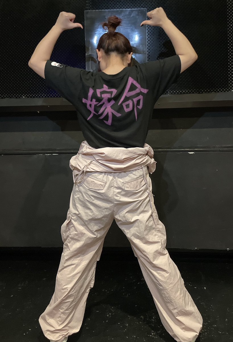 s_little_demon's tweet photo. あと今回のお衣装!
つなぎ:佐久間さんの🐈ツナシャチ🐾
Tシャツ:前が天才ななみ氏デザインのロゴ
後ろはアニメオタク兼Snow Manだから嫁命🫶
雪だるまワッペンはアシラちゃんがくれた9人おそろい!あべさくは対のお袖💚🩷
各自デコっててよかったでしょ〜?🥰
#fortune0804
#DancingRain #踊雨 https://t.co/GGMeyg7cC6