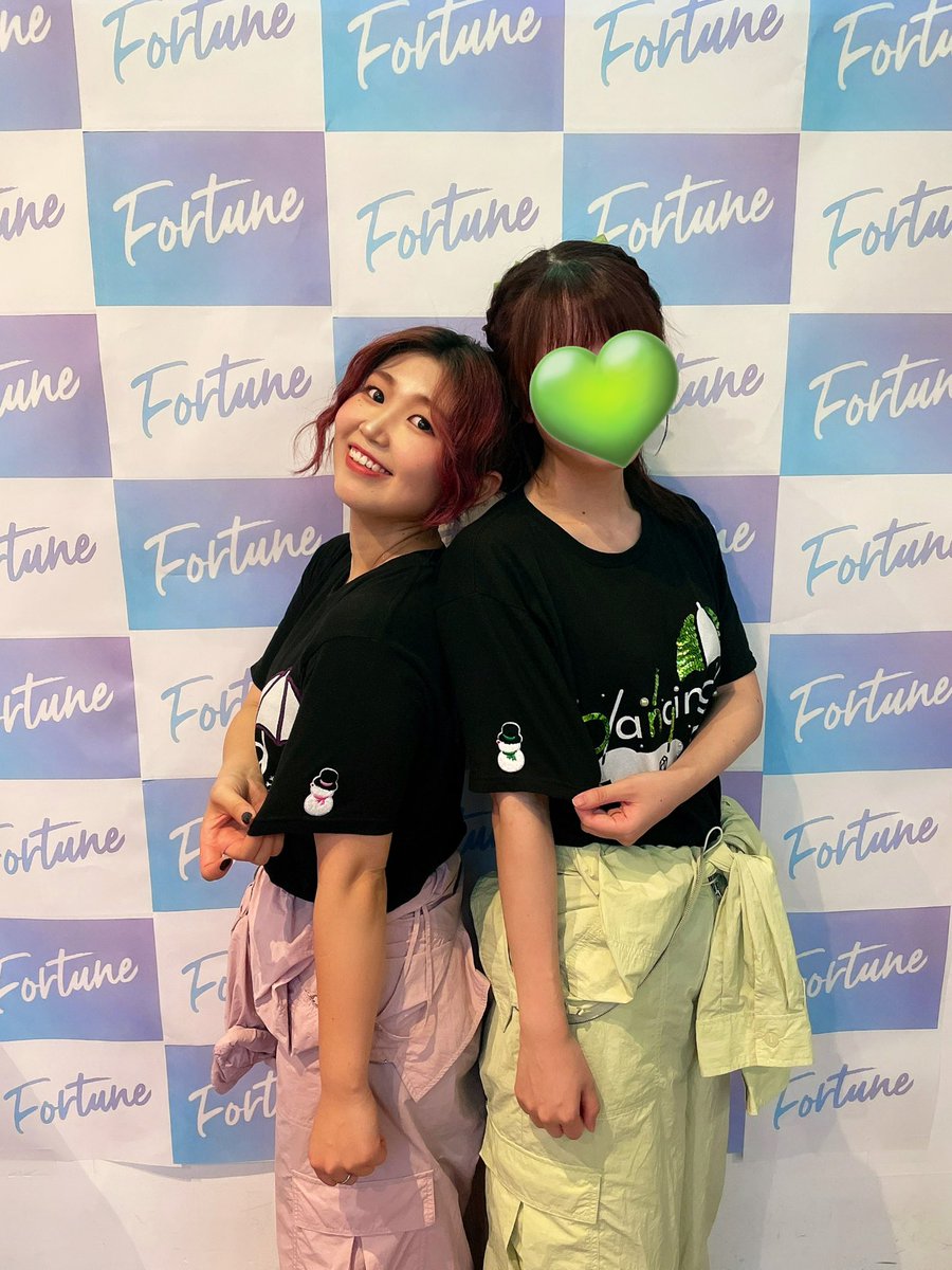 s_little_demon's tweet photo. あと今回のお衣装!
つなぎ:佐久間さんの🐈ツナシャチ🐾
Tシャツ:前が天才ななみ氏デザインのロゴ
後ろはアニメオタク兼Snow Manだから嫁命🫶
雪だるまワッペンはアシラちゃんがくれた9人おそろい!あべさくは対のお袖💚🩷
各自デコっててよかったでしょ〜?🥰
#fortune0804
#DancingRain #踊雨 https://t.co/GGMeyg7cC6