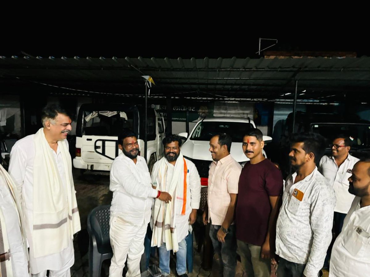 RajeshThakurINC's tweet photo. “एक मुलाक़ात अपनों के साथ” भ्रमण कार्यक्रम गढवा, पलामू से लौटने के क्रम में झारखंड सरकार के शिक्षा मंत्री श्री @baidyanathram जी के आवास पर गया। इस क्रम में उन्होंने एवं उनके बेटे ने जो मान सम्मान दिया, अभिभूत हूँ। 

इस अवसर पर आवास बोर्ड के अध्यक्ष भाई संजय लाल पासवान, पूर्व प्रदेश कार्यकारी अध्यक्ष भाई मानस सिन्हा जी, मंत्री पुत्र प्रभात कुमार, झारखंड प्रदेश कांग्रेस प्रतिनिध��� पंकज तिवारी, युवा कांग्रेस के प्रदेश उपाध्यक्ष आफताब आलम, युवा नेता सागर, मनिका विधायक के स��यू प्रखंड प्रतिनिधि सुनील प्रसाद, युवा कांग्रेस नेता साजन कुमार, युवा नेता अंकित पाण्डे, चंदन कुमार, विशाल  कुमार,नसीम अहमद, शमसाद अंसारी मौजूद थे।

@INCJharkhand_ 
@JmmJharkhand
