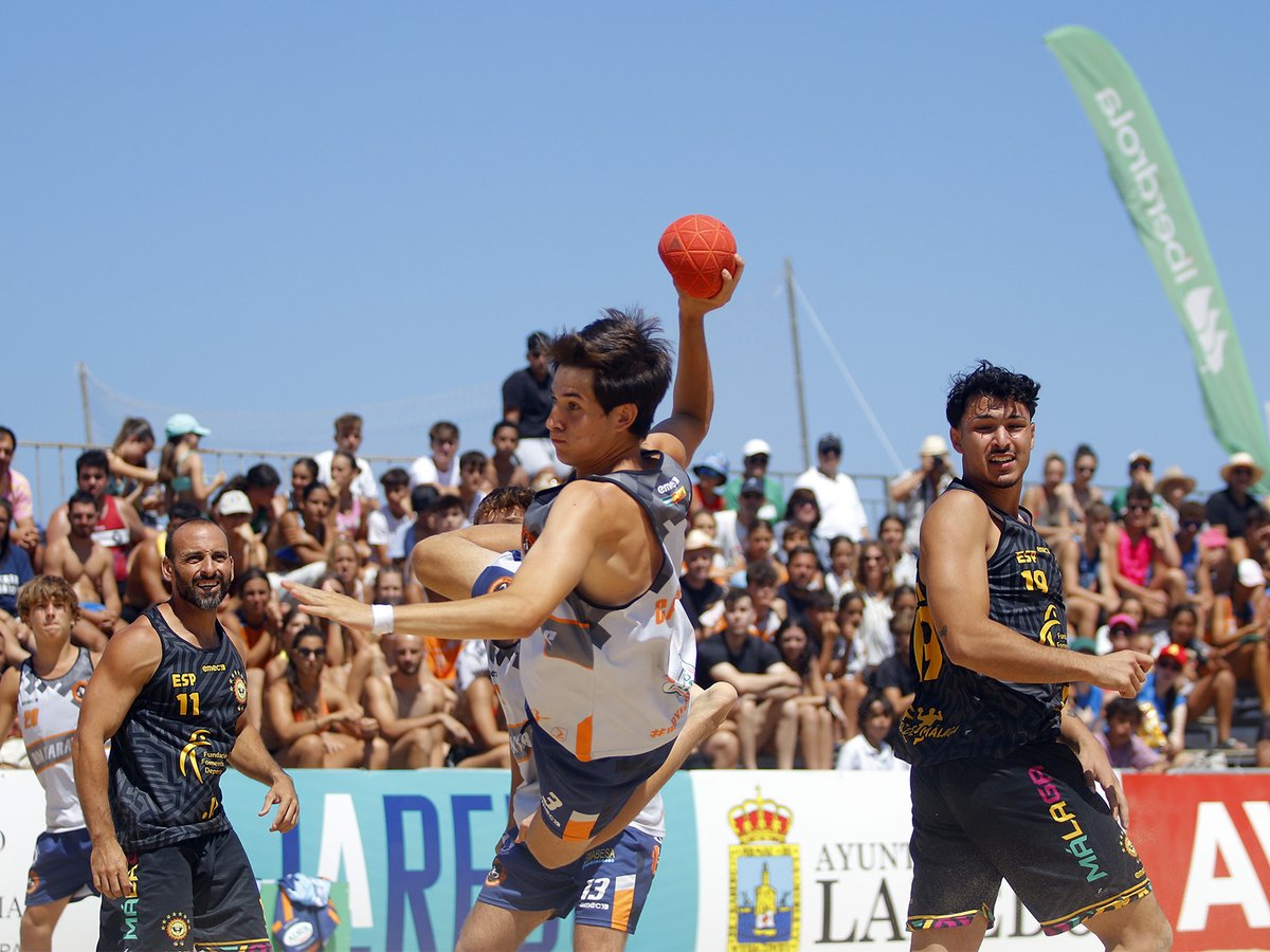 ArenaHandballT's tweet photo. 📸 ¡Ya tenemos las mejores imágenes de la final sénior masculina del #Arena1000 de Laredo!

😍 ¡Disfruta de ellas! 

©️ @RFEBalonmano | Diego Gómez (@bydiegogmz)

🤝 @aytolaredo | @cantabriaes | @DeportesGobCant

#BalonmanoPlaya #BeachHandball https://t.co/lJpTuDfDQk