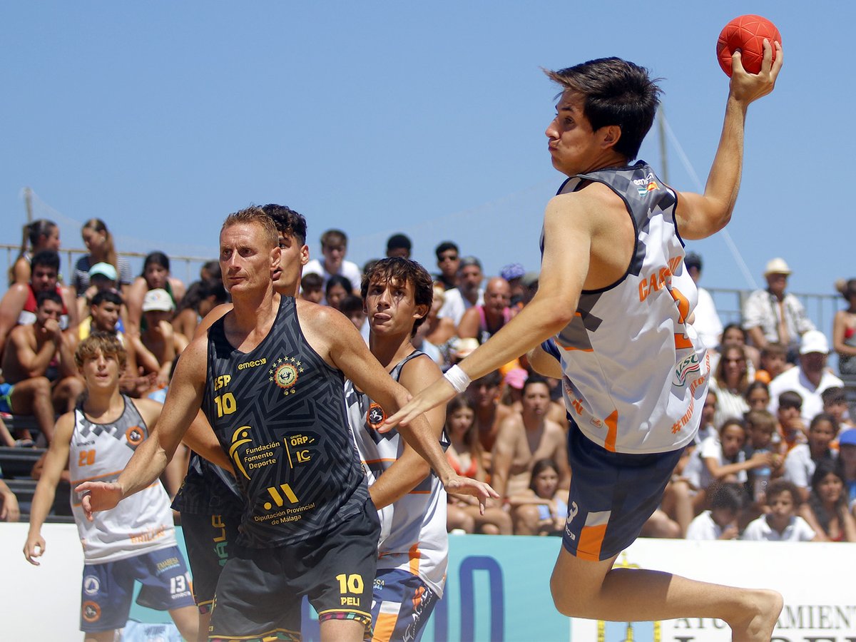 📸 ¡Ya tenemos las mejores imágenes de la final sénior masculina del #Arena1000 de Laredo!

😍 ¡Disfruta de ellas! 

©️ <a href="/RFEBalonmano/">RFEBalonmano</a> | Diego Gómez (<a href="/bydiegogmz/">Dɪᴇɢᴏ Gᴏ́ᴍᴇᴢ</a>)

🤝 <a href="/aytolaredo/">Ayuntamiento de Laredo (Cantabria)</a> | <a href="/cantabriaes/">Gobierno Cantabria</a> | <a href="/DeportesGobCant/">Deporte de Cantabria</a>

#BalonmanoPlaya #BeachHandball