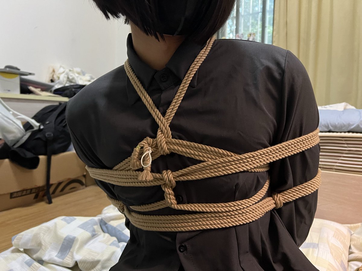 FFFlyXXX's tweet photo. 呜哇，被打了😭

绳🪢：@pxtyzt https://t.co/F4KglgG3UZ
