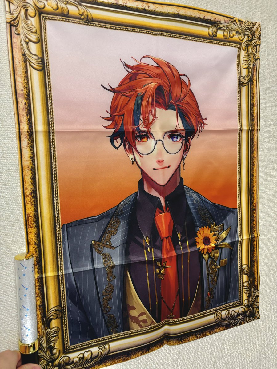 NaO_O28's tweet photo. 夕の部のスペチケグッズなんですが、額縁がゴージャスなのとサイズのデカさも相まって壁に貼ると大分おもろい感じになります https://t.co/oHSSusWXWi