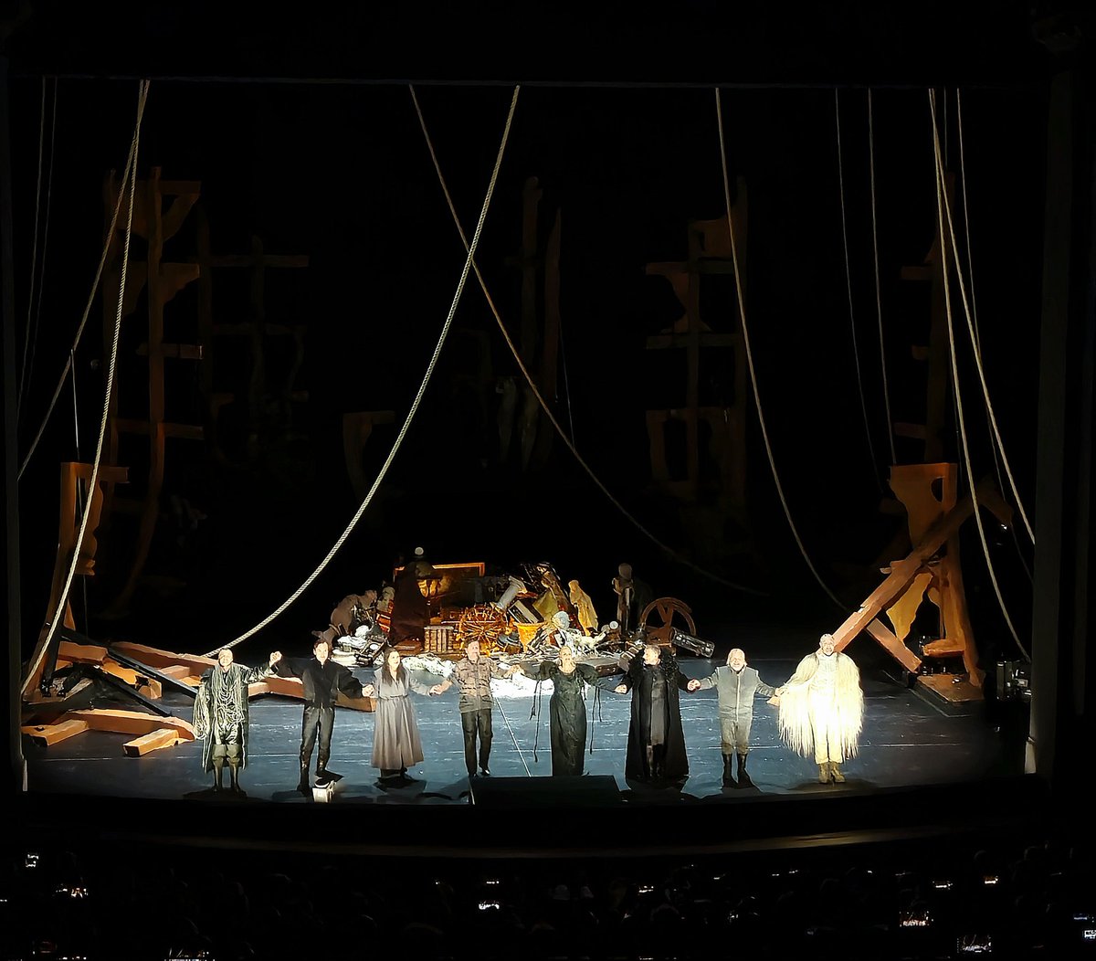 Opernjunkie's tweet photo. Ein weichgespültes #Bychkov Dirigat, der sonst unermüdliche #Schager mit erheblichen Kraft- und unüberhörbaren Intonationsproblemen, #Nylund unerwartet blass, drumherum ein bellender Kurwenal und eine kreischenden Brangäne. #BFtristan #CurtainCall #BayreutherFestspiele https://t.co/pAqv6K23Lg