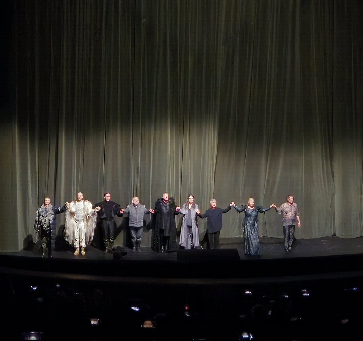 Opernjunkie's tweet photo. Ein weichgespültes #Bychkov Dirigat, der sonst unermüdliche #Schager mit erheblichen Kraft- und unüberhörbaren Intonationsproblemen, #Nylund unerwartet blass, drumherum ein bellender Kurwenal und eine kreischenden Brangäne. #BFtristan #CurtainCall #BayreutherFestspiele https://t.co/pAqv6K23Lg