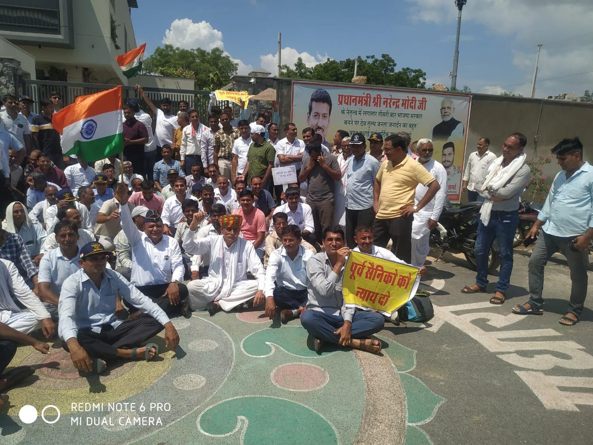 Satumanju's tweet photo. @Ra_THORe आपके द्वार पर पूर्व सैनिकों की तस्वीर....
हमें उम्मीद है आप जल्द से जल्द पूर्व सैनिकों के प्रतिनिधिमंडल को बुलाकर उनकी समस्या सुनोगे...
#सैनिक_पुनर्वास_बहाल_करो https://t.co/YaB6p7hru7