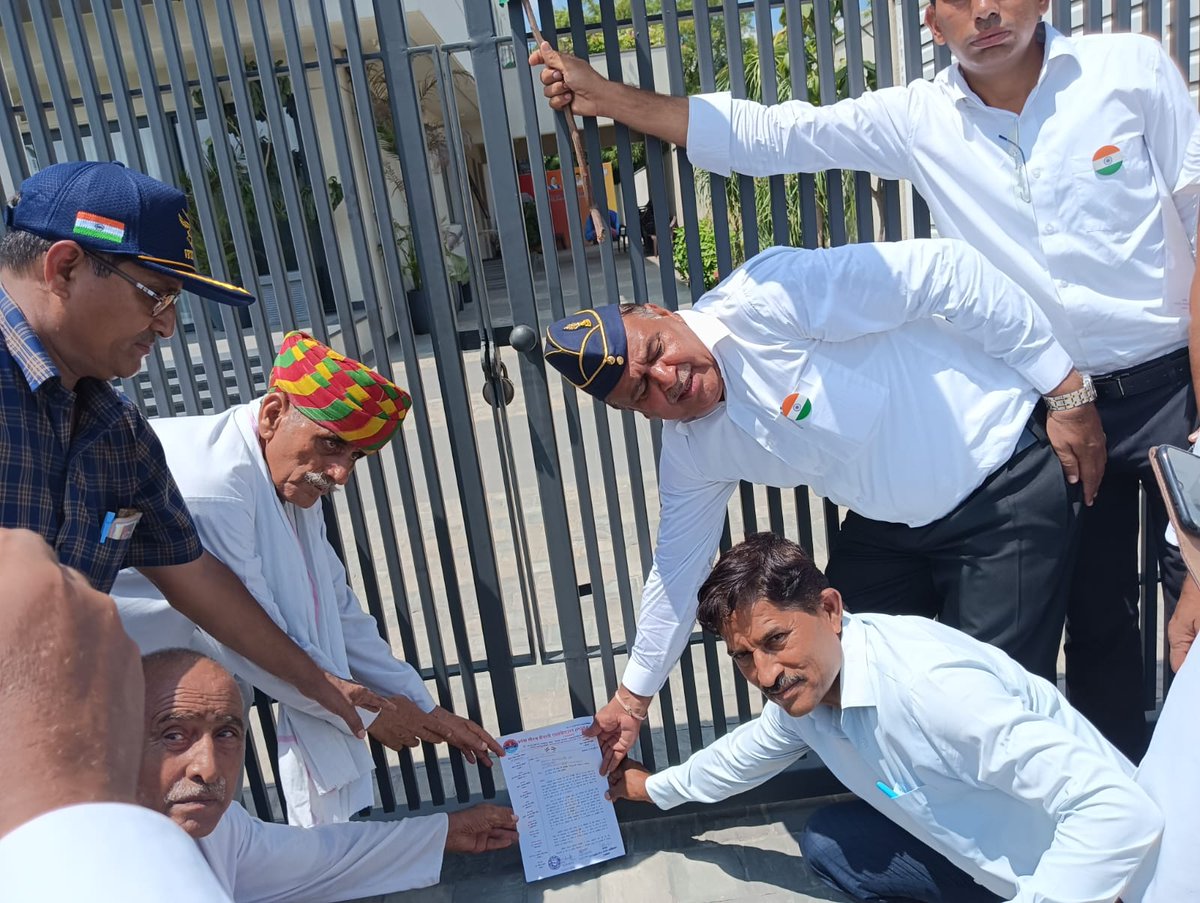 Satumanju's tweet photo. @Ra_THORe आपके द्वार पर पूर्व सैनिकों की तस्वीर....
हमें उम्मीद है आप जल्द से जल्द पूर्व सैनिकों के प्रतिनिधिमंडल को बुलाकर उनकी समस्या सुनोगे...
#सैनिक_पुनर्वास_बहाल_करो https://t.co/YaB6p7hru7