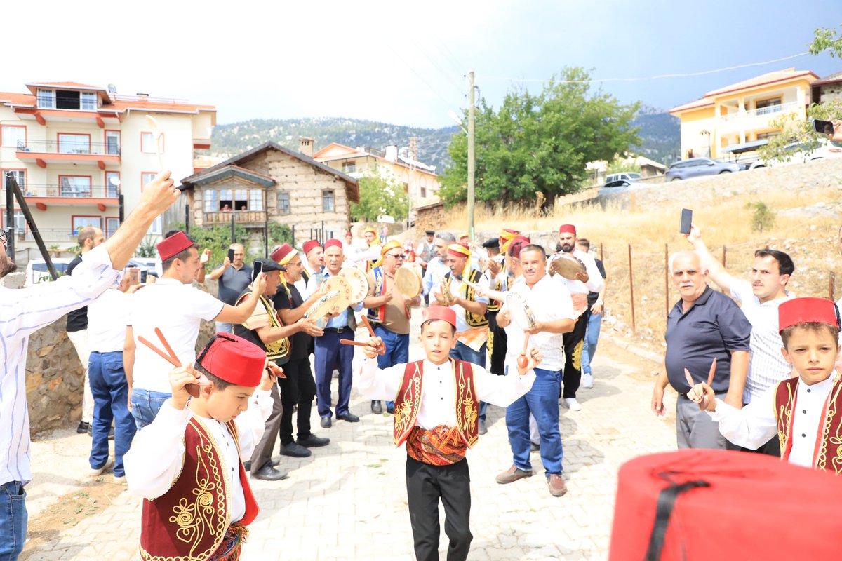 halisgundogdu's tweet photo. Biriz, Beraberiz, Birlikte Çok Güzeliz…

Milletvekilimiz Tuba Vural Çokal (@tubavuralcokal ) ile birlikte #Ceceler Mahallemizdeyiz…

Ceceler Mahallemizde “Geleneksel Kervan Günü” etkinlikleri kapsamında düzenlenen programa katıldık.

Allah Birliğimizi ve Beraberliğimizi Daim Etsin. Her zaman her yerde beraber olacağız.

Harikasın #Ceceler ❤️

@alicetin_07