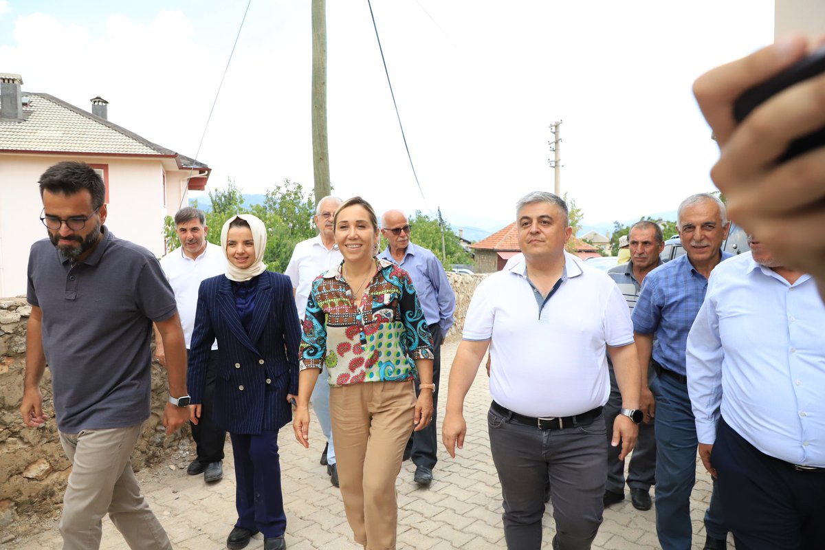 halisgundogdu's tweet photo. Biriz, Beraberiz, Birlikte Çok Güzeliz…

Milletvekilimiz Tuba Vural Çokal (@tubavuralcokal ) ile birlikte #Ceceler Mahallemizdeyiz…

Ceceler Mahallemizde “Geleneksel Kervan Günü” etkinlikleri kapsamında düzenlenen programa katıldık.

Allah Birliğimizi ve Beraberliğimizi Daim Etsin. Her zaman her yerde beraber olacağız.

Harikasın #Ceceler ❤️

@alicetin_07