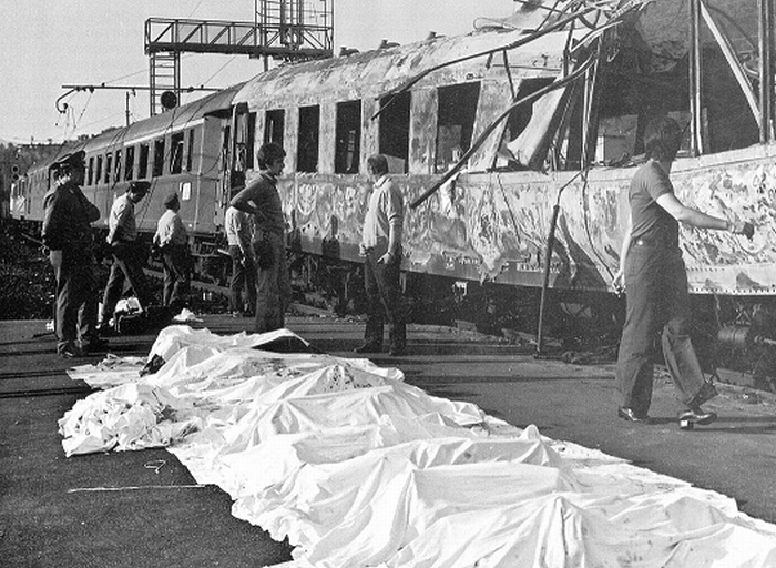 Alberto63Al's tweet photo. Agosto. Si muore di caldo
e di sudore.
Si muore anche in guerra
non certo d'amore,
si muore di bombe, si muore di stragi
più o meno di Stato,
si muore, si crolla, si esplode,
si piange, si urla.
Un treno è saltato.

#ClaudioLolli
#4agosto 
#Italicus 
#SperanzaUltimaDea https://t.co/Rt71JS6WjZ