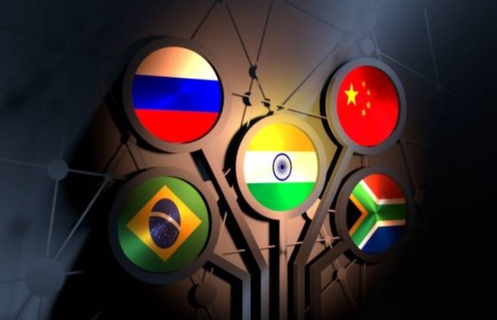 Los BRICS está avanzando hacia una plataforma de pagos digitales, que tiene como objetivo establecer un sistema financiero independiente. Este sistema podría mitigar la dependencia de las instituciones occidentales al sistema Swift, especialmente las sancionadas por EEUU y la UE.