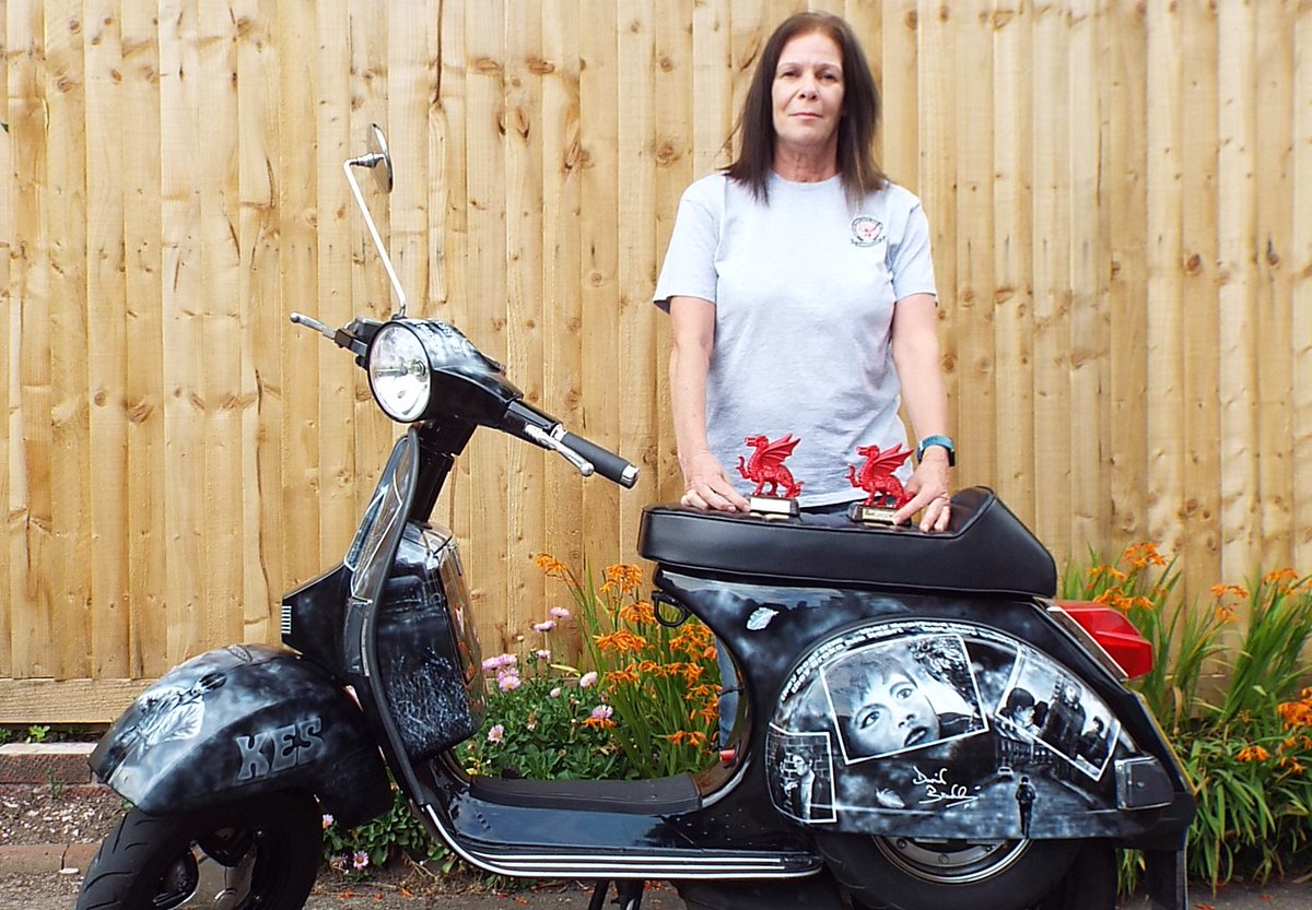 helenwebbartist's tweet photo. the icing on the cake #vespa club of Britain voted 2024 #bestcustom #punterschoice #BritishVespadays #BVD #KES #BillyCasper @DavidDaiBradley @KenLoachSixteen @Paul_Maloney1 #riddennothidden #scooterscene #scooters #scootering so honoured! https://t.co/vSeArKsc0W