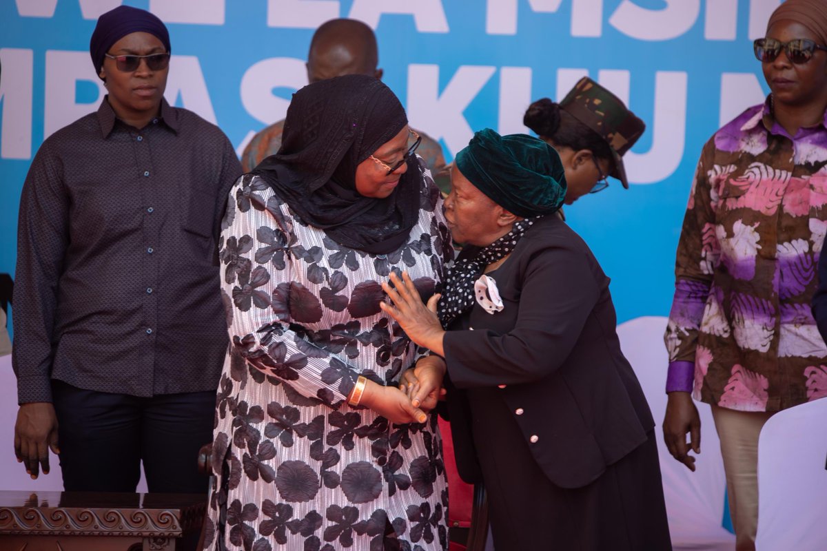 SuluhuSamia's tweet photo. Nimefurahi kukutana na mmoja wa waliokuwa waalimu wangu nikiwa mwanafunzi wa IDM Mzumbe (sasa Chuo Kikuu Mzumbe) kuanzia mwaka 1983 hadi 1986 Mama Sabina Gellejah, baada ya kuweka Jiwe la Msingi la Ujenzi wa Majengo ya Kampasi Mpya ya Chuo Kikuu Mzumbe. https://t.co/ue0gUtf3MG