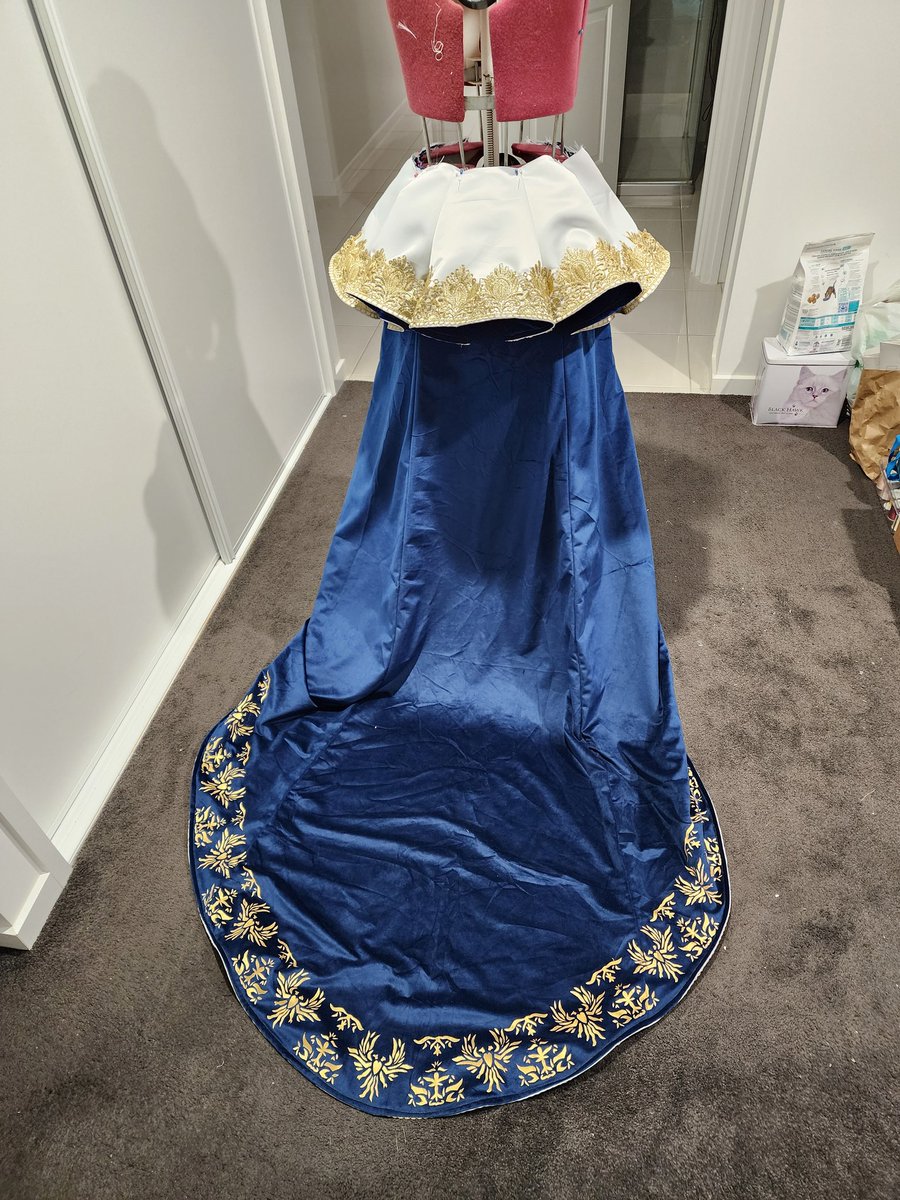 M_Pdragon's tweet photo. Did I mention I made a dress in 2.5 weeks? Coz I totally made Alina's coronation dress in 2.5 weeks.
@jessie_mei_li
@benbarnes
#shadowandbone #SaveShadowAndBone #alinastarkov #sunsaint #sunsummoner #jessiemeili #generalkirigan ##benbarnes #leighbardugo #grishaverse @lbardugo https://t.co/C4Gw7azwIC