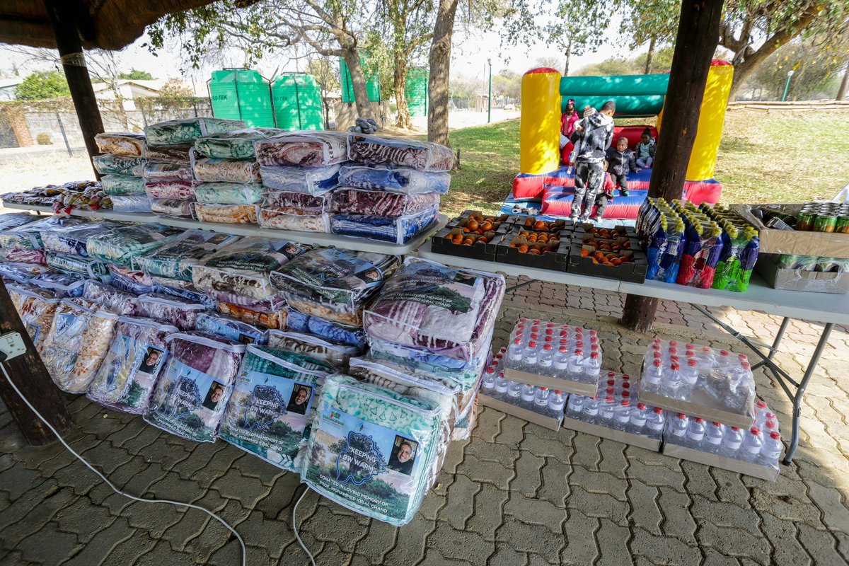 IHA_BW's tweet photo. DIAGNOFIRM MEDICAL LABORATORIES DONATES TO YOUNG MOTHERS!

Yesterday DML generously donated blankets and offered free medical check ups to support young mothers in our community. Thanks @AlankarMalviya of @BotswanaUnaids for opening address &amp; @TebelopeleVCTC 

#YoungMothersMatter https://t.co/HEQOY7RaTh