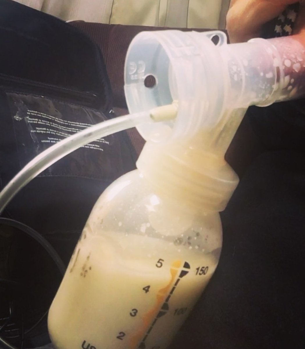 joncotta's tweet photo. @AaA142179 看著媽媽用電動吸乳器抽出她美麗的大奶頭，用大奶瓶和大聲滴的性感泄乳，一定會很刺激。如何取得自訂的吸乳影片？請寄PM給我 https://t.co/uL6HJe4QFW
