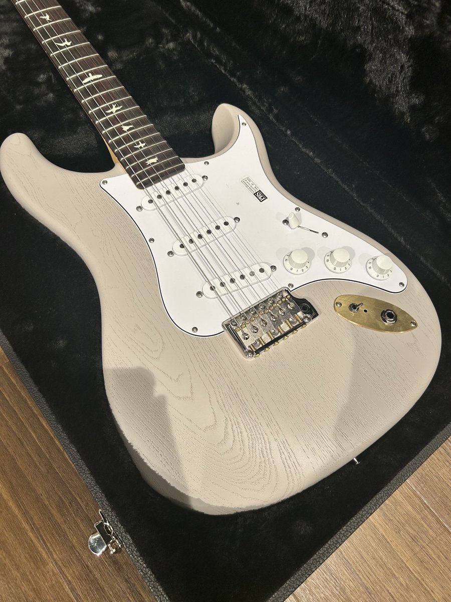 fatman1090's tweet photo. 【My New Gear】
PRS Dead Spec Silver Sky
人生初のPRSを遂に購入しました✨
Dead Specの仕様が気になっておりました！
アーティストモデル大好きTAKに肖ってチャレンジしてみました😇
2024年夏、PRS Familyの一員となれたこと嬉しく思います👍
#PRS
#silversky
#deadspec
#johnmayer https://t.co/LTE8BL3Hc7