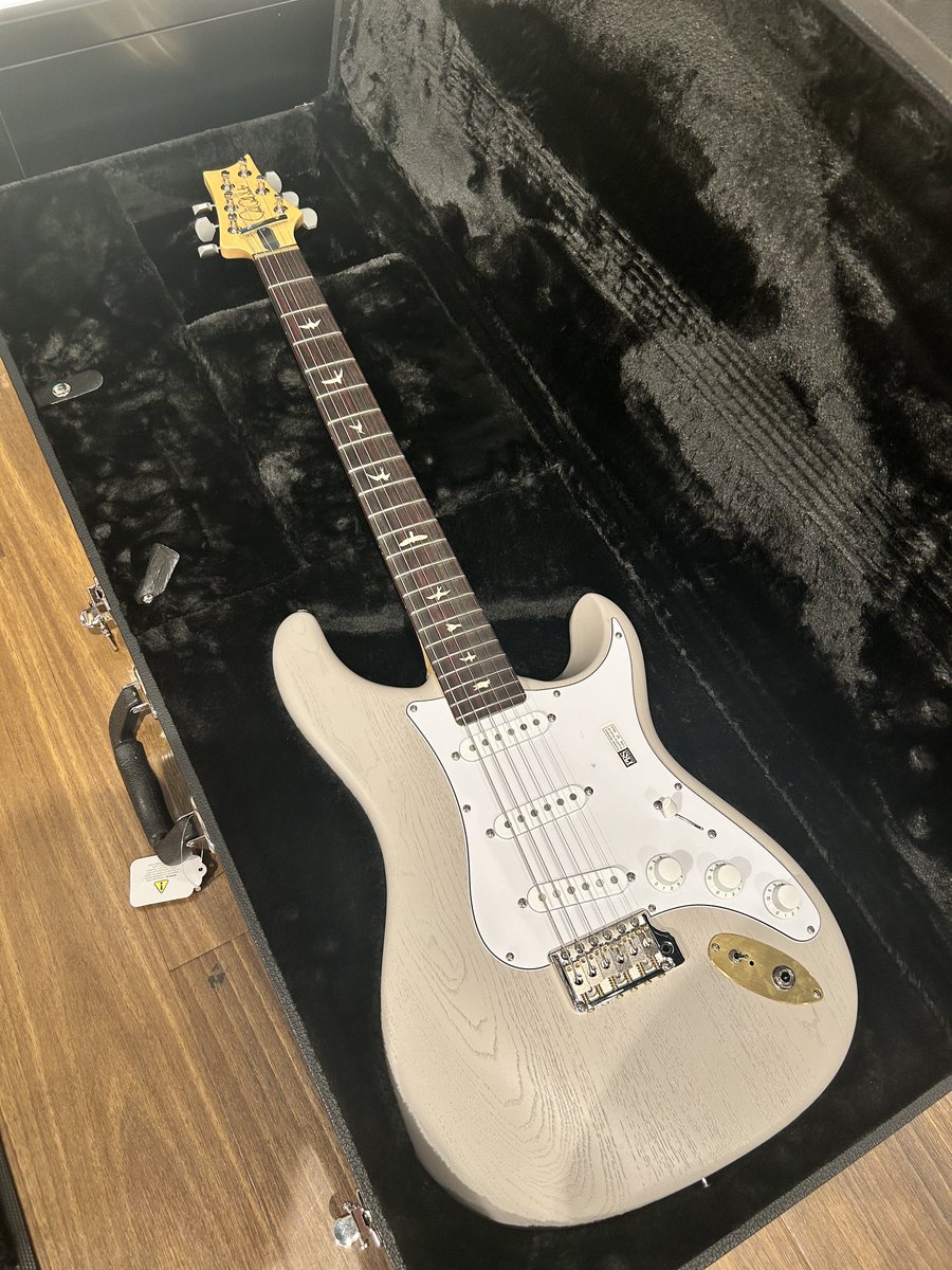 fatman1090's tweet photo. 【My New Gear】
PRS Dead Spec Silver Sky
人生初のPRSを遂に購入しました✨
Dead Specの仕様が気になっておりました！
アーティストモデル大好きTAKに肖ってチャレンジしてみました😇
2024年夏、PRS Familyの一員となれたこと嬉しく思います👍
#PRS
#silversky
#deadspec
#johnmayer https://t.co/LTE8BL3Hc7