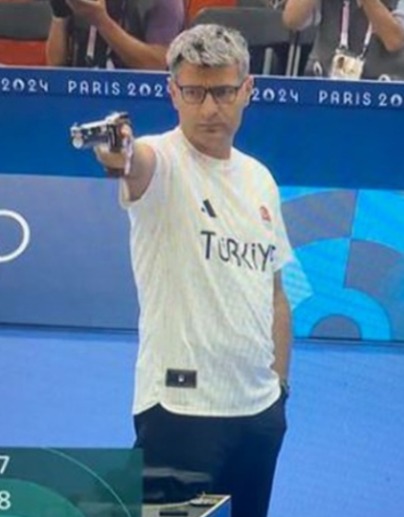 CPalshetkar's tweet photo. *Product &amp; Strategy team coming up with new ideas to beat competition*

*Le Compliance: https://t.co/zQvyKm6RVv