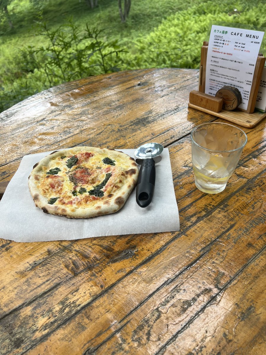panchan232323's tweet photo. ころぼっくるひゅっては大人気で激混みなので、少し散策した山奥のcafe霧夢とてもおすすめです🌳森の中のテラス席で、窯で焼いたピザが食べられます🍕レモネードもお勧め。レモンも食べられる手作りレモネードです🍋#ビーナスライン #cafe霧夢 #霧ヶ峰 #ころぼっくるひゅって https://t.co/AC34n3BOST