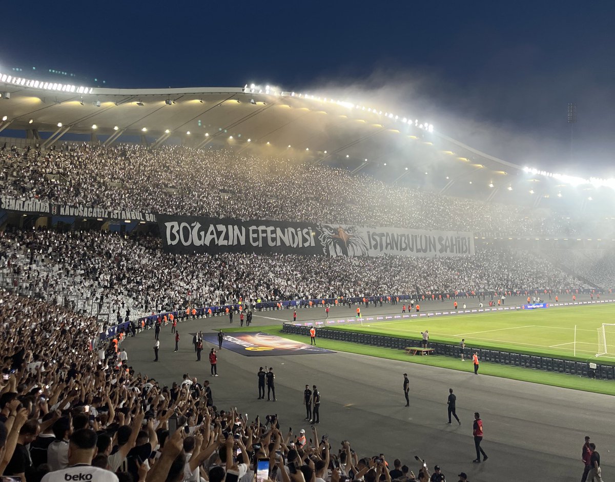 duhakelesoglu's tweet photo. Boğazın efendisi, İstanbul’un sahibi! Harika takım, harika tribün, harika galibiyet. @Besiktas 🖤🤍 https://t.co/NcISi9UW2T