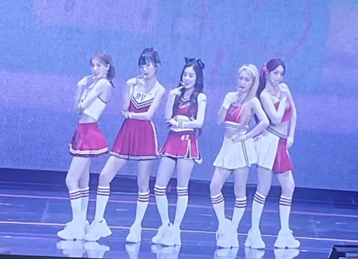 Dear2ight's tweet image. 하 오늘은 친구들이랑 비욘라로 봤는데 너무너무너무 행복함과 동시에 현장 사람들에게 댕큰질투함 ㅠㅠ 하지만 너무너무 즐거웠고 사랑해요 레드벨벳 정말 내 삶에 단 하나뿐인 아이돌이야 진심으로...