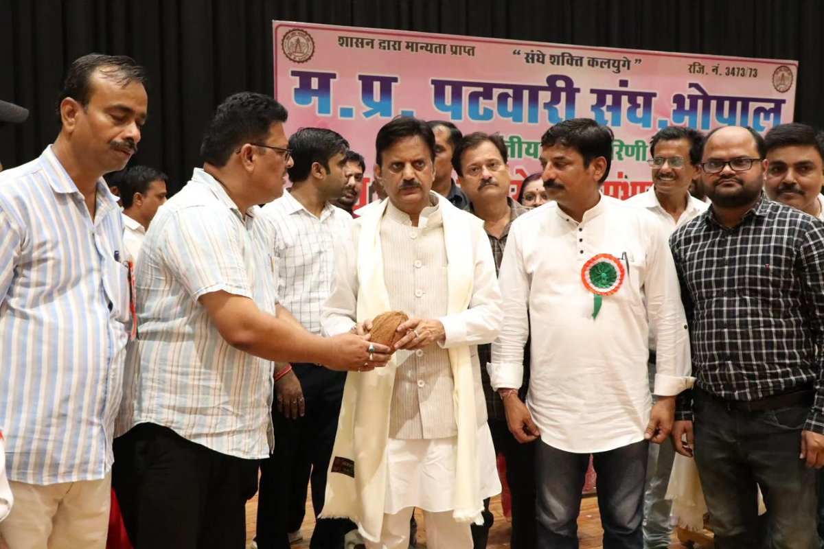 rshuklabjp's tweet photo. आज मध्यप्रदेश पटवारी संघ भोपाल द्वारा कृष्णा राजकपूर ऑडिटोरियम रीवा में आयोजित प्रांतीय कार्यकारणी के शपथ ग्रहण समारोह एवं संभागीय सम्मेलन कार्यक्रम में सम्मिलित हुआ।

यहां कार्यकारिणी के सभी नव निर्वाचित सदस्यों को बधाई दी एवं उत्तम कार्यक्रम हेतु शुभकामनाएं दीं। https://t.co/T1DOxpBoN4