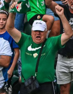 Paki_raik's tweet photo. Ya tenemos un nuevo abonado en el tercer anillo 🥺💚
Mi papá ya descansa y animará desde el cielo.
Tantos años recogiéndolo para ir al estadio 😢, que difícil va a ser volver sin el.
Tú me hiciste del  @elchecf , gracias papá.
Descansa que has sufrido mucho, te quiero 💚 https://t.co/fIlwJuY7qq