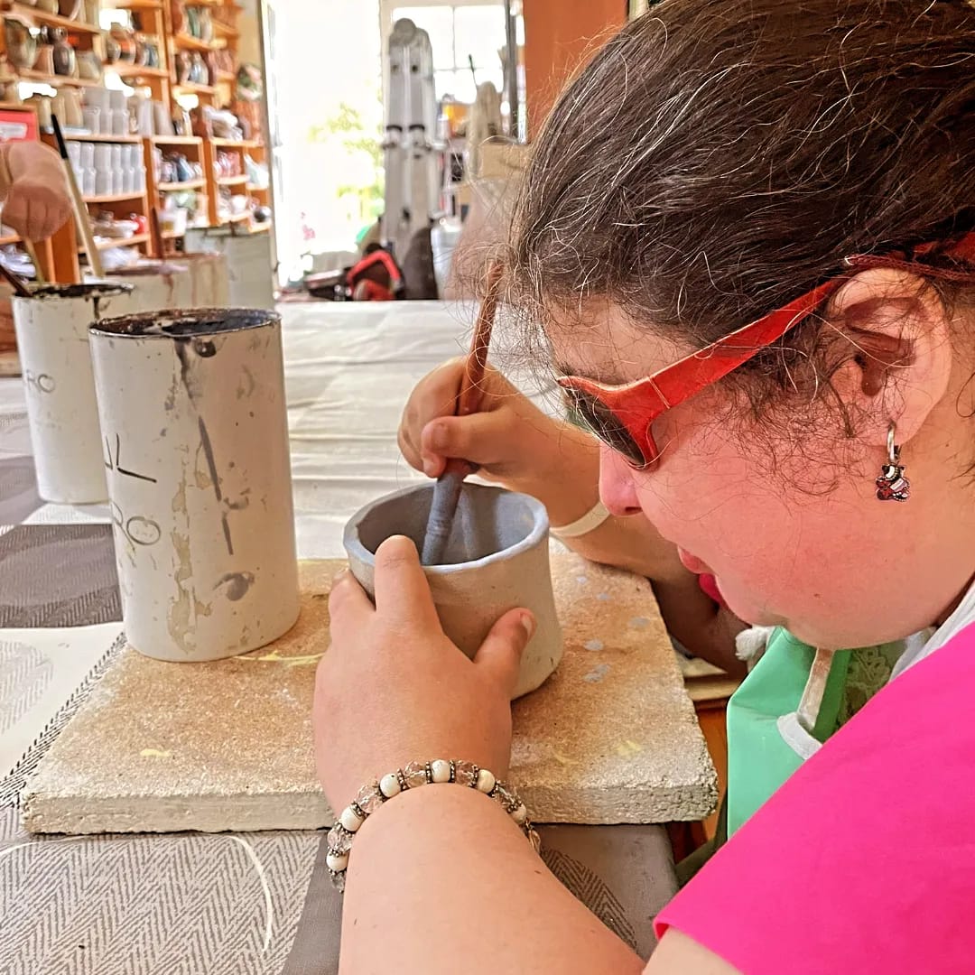 ObraSanMartin's tweet photo. ✨ Juan Carlos tiene #objetivos muy claros en su vida: quiere participar en un taller de #cerámica y así nos lo cuenta en #CentrodeDíaLaMontaña 😉

Trabajamos desde el Modelo de Calidad de Vida (Schalock y Verdugo) así que le apoyamos en el Taller de Cerámica de Rufina (Somo) 👏 https://t.co/6pY3CcCbV5