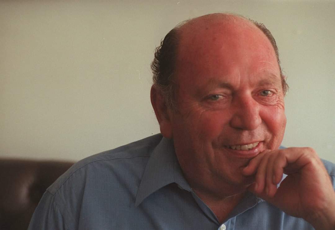 debate_juventud's tweet photo. 4 de agosto del 2020 partía a su eterna morada junto al último gran Caudillo Wilson 
Alberto Sáenz de Zumarán.
La frase que más se repetía era los 'uruguayos Zumarán', la canción que quedó impregnada en nuestro corazón.
#redwilsonista  
#CrecemosJuntos 
#Wilsonismoqueavanza https://t.co/ITfrsnqyZX