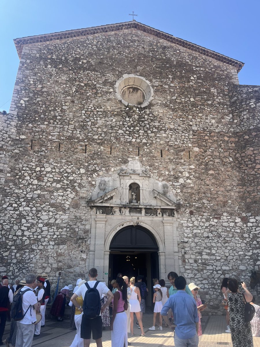 Lmondeourien's tweet photo. Messe église du Suquet ( Cannes ) ✝️ https://t.co/tpzDcblYRR