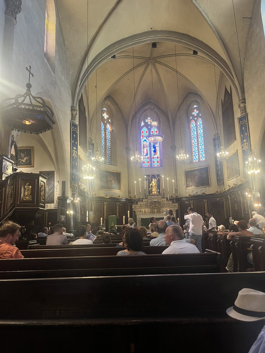 Lmondeourien's tweet photo. Messe église du Suquet ( Cannes ) ✝️ https://t.co/tpzDcblYRR
