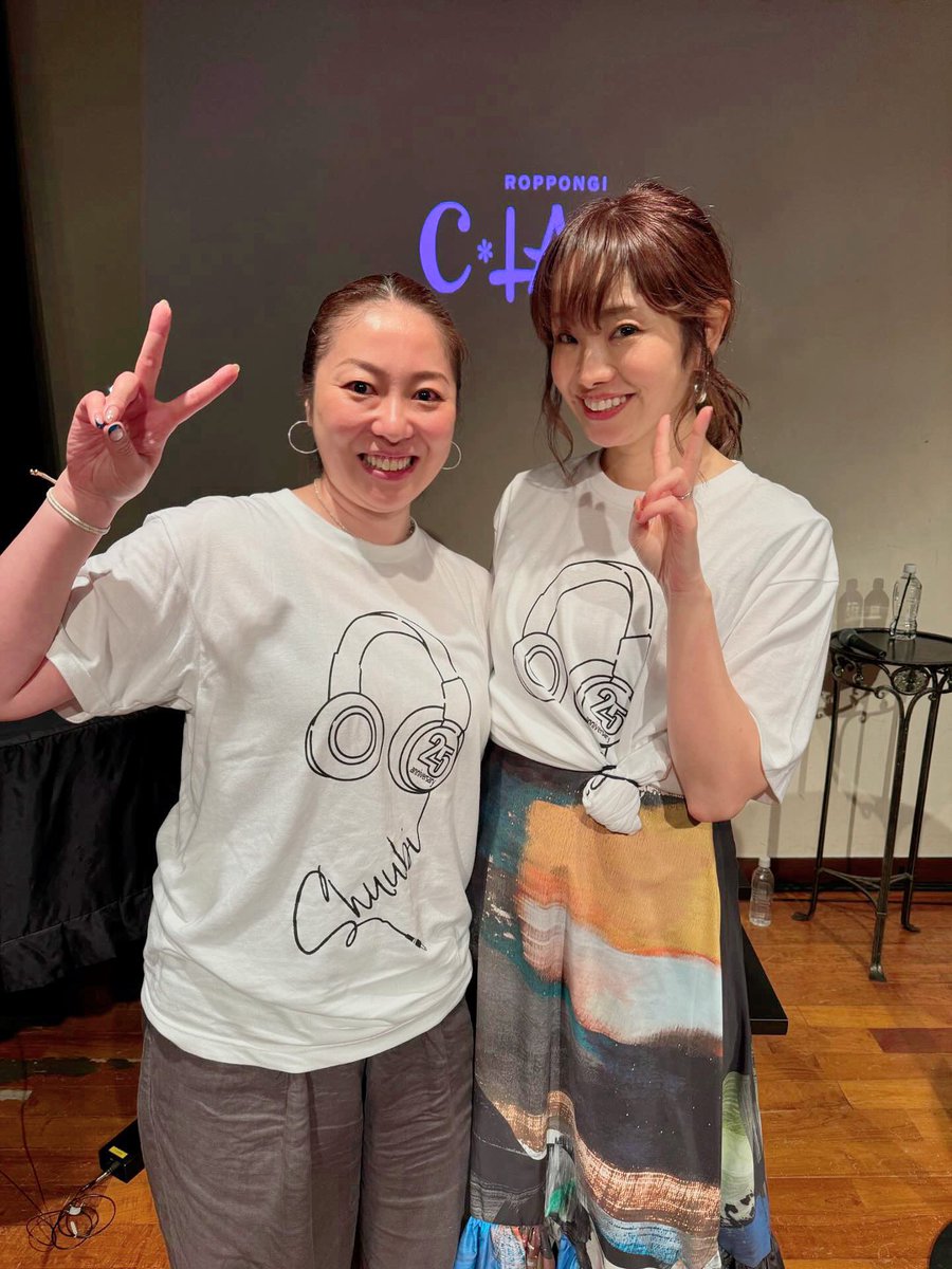 shuubishuubi's tweet image. お待たせしました！
本日20時よりグッズの通販がスタートします！ご希望の方はこちらのURLからお願いいたします💁‍♀️↓↓↓
shuubi.booth.pm

#SHUUBI #25周年
#thebestofshuubi
#ふたりぼっち
#オリジナル25周年Tシャツ
#アクリルスタンドキーホルダー