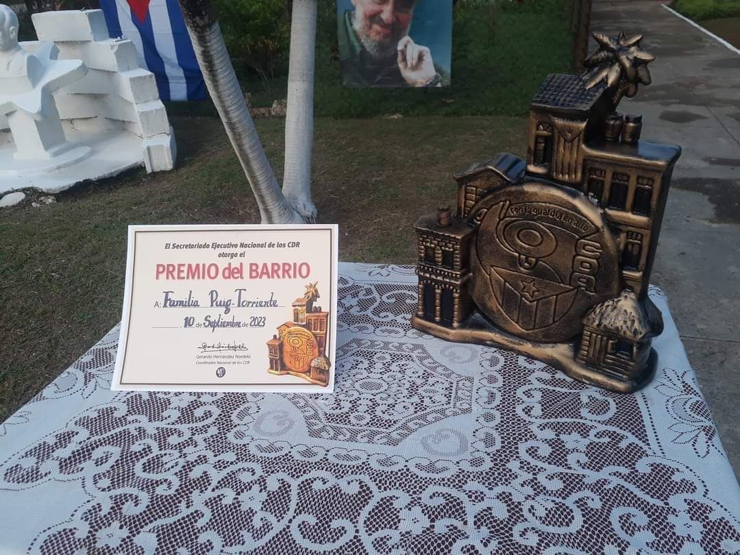 Buenos días vecino 🌞 

🏆El Premio del Barrio nació hace 2️⃣7️⃣ años con la idea de reconocer a cederistas, colectivos y familias que, con su ejemplo, contribuyen a la unidad y a la formación de valores en la sociedad cubana. 

Abro hilo 👇