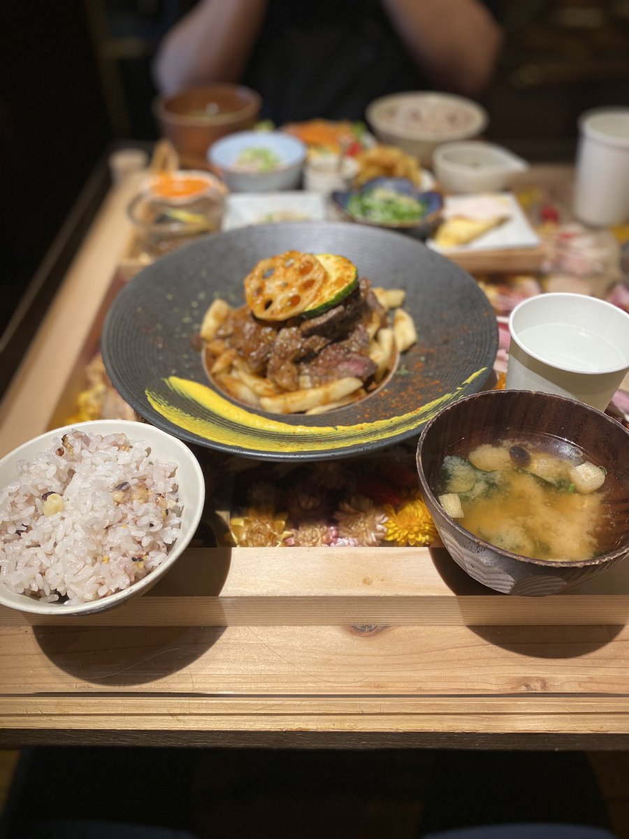 kj_1206's tweet photo. 京都でオサレなランチ

お客さん、ﾜﾀｸｼ以外全て女性…

#京都 
#ランチ 
#研修おわりに 
#おばんざい 
#私は肉 https://t.co/EBFhCTTapz