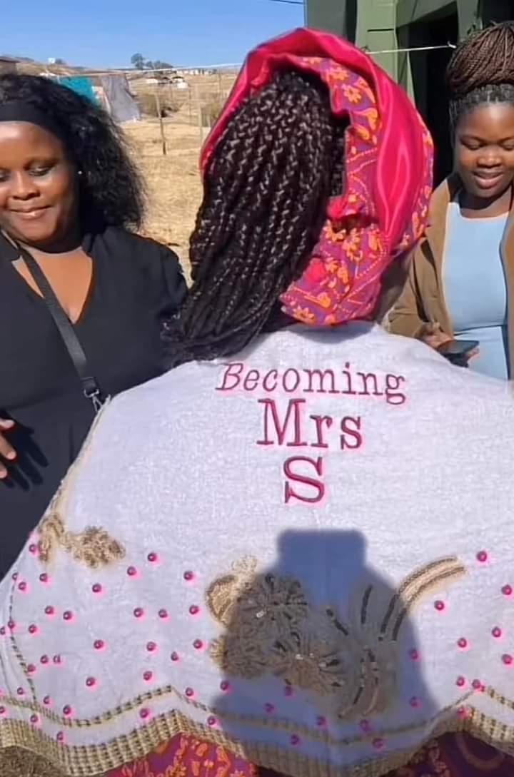 NjUhuruMapapu's tweet photo. Haibo! 😀😃🙂 I'm so happy 😊  for Vuyokazi! #IzinganeZesthembu ❤️ https://t.co/gSpJHBeis1
