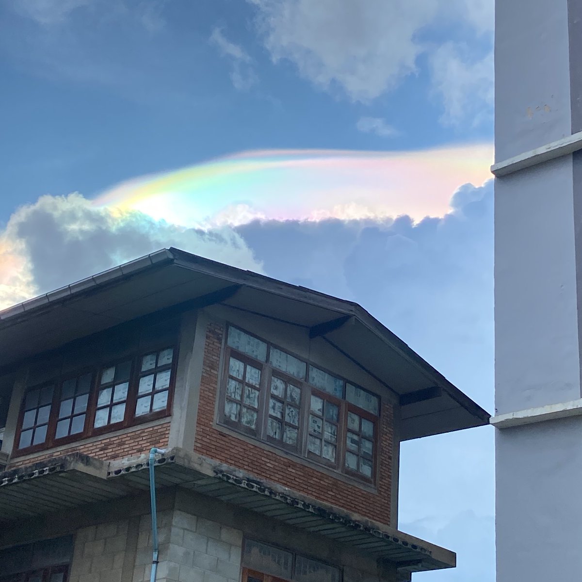 rnrda41's tweet photo. ตอนเดินกลับบ้านเราเจอสิ่งนี้ด้วย!
Iridescence (เมฆสีรุ้ง )
สวยจังนา….ฮีลใจจากสิ่งที่ธรรมชาติสร้างขึ้นเอง แสงอาทิตย์สีขาวสะท้อนกับละอองน้ำใต้เมฆทำให้วันนี้ท้องฟ้าสวยจนเรายิ้มออกมาเลย ใครเจอภาพนี้เราขอให้คุณ คนที่คุณรักรวมถึงโอชิมีความสุขนะ #tellmemorr #Ginniper #Quentelling https://t.co/jW6EsS2slb