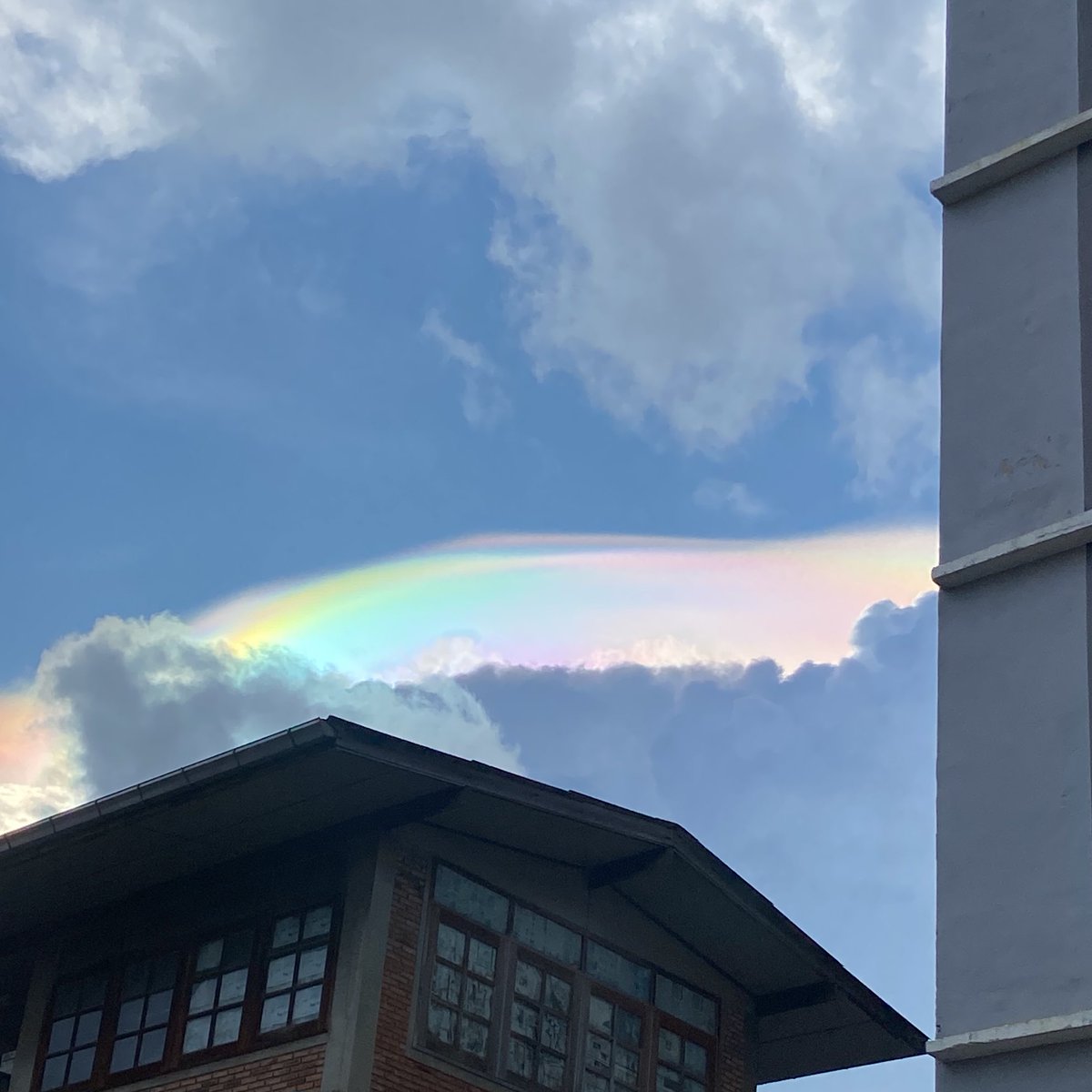 rnrda41's tweet photo. ตอนเดินกลับบ้านเราเจอสิ่งนี้ด้วย!
Iridescence (เมฆสีรุ้ง )
สวยจังนา….ฮีลใจจากสิ่งที่ธรรมชาติสร้างขึ้นเอง แสงอาทิตย์สีขาวสะท้อนกับละอองน้ำใต้เมฆทำให้วันนี้ท้องฟ้าสวยจนเรายิ้มออกมาเลย ใครเจอภาพนี้เราขอให้คุณ คนที่คุณรักรวมถึงโอชิมีความสุขนะ #tellmemorr #Ginniper #Quentelling https://t.co/jW6EsS2slb