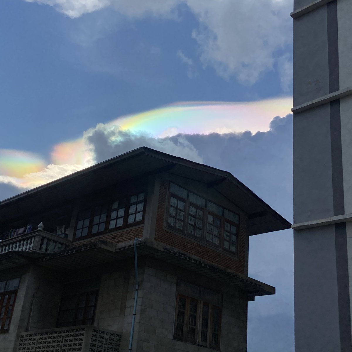 rnrda41's tweet photo. ตอนเดินกลับบ้านเราเจอสิ่งนี้ด้วย!
Iridescence (เมฆสีรุ้ง )
สวยจังนา….ฮีลใจจากสิ่งที่ธรรมชาติสร้างขึ้นเอง แสงอาทิตย์สีขาวสะท้อนกับละอองน้ำใต้เมฆทำให้วันนี้ท้องฟ้าสวยจนเรายิ้มออกมาเลย ใครเจอภาพนี้เราขอให้คุณ คนที่คุณรักรวมถึงโอชิมีความสุขนะ #tellmemorr #Ginniper #Quentelling https://t.co/jW6EsS2slb