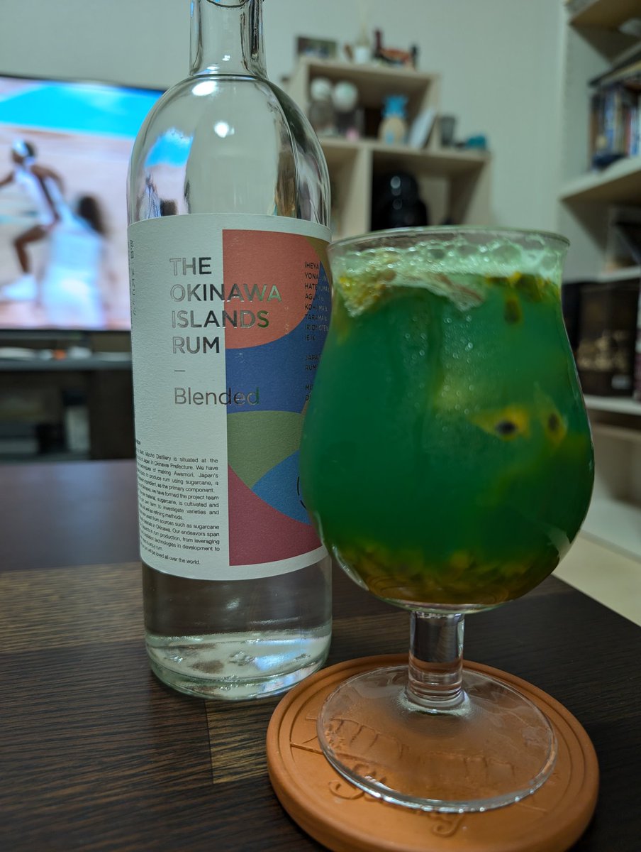 tamadon19660618's tweet photo. THE OKINAWA ISLANDS RUM Blendedで、パッションフルーツのブルーハワイ🔵を作るつもりでしたが、グリーン🟢になっちゃいました(^_^;)
でも、美味しいからいいのです😋👍✨️
#ONERUM https://t.co/4sPlqdIMxP