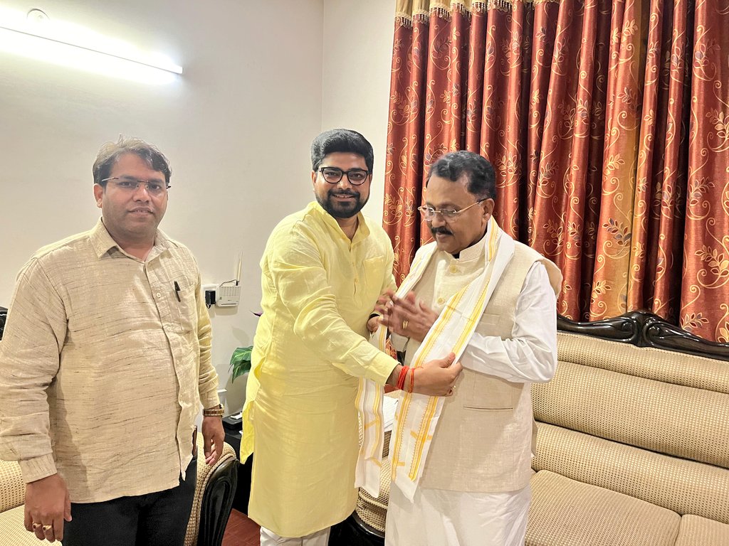 jviplav's tweet photo. सहज स्वभाव और बौद्धिकता के धनी गोवा के राज्यपाल महामहिम Shri P.S. Sreedharan Pillai जी से एक आत्मीय भेंट। उन्होंने अपनी पुस्तकें भेंट की। 
श्री @iammunishankar जी भी साथ में थे। https://t.co/7aGcQkdGce