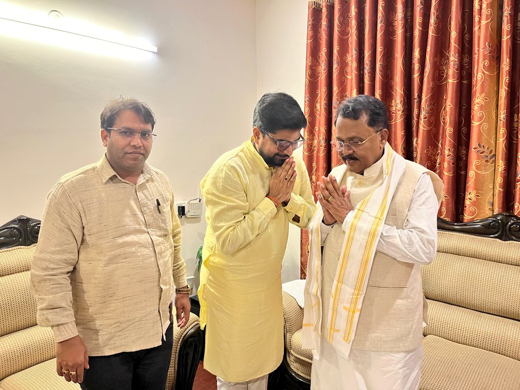 jviplav's tweet photo. सहज स्वभाव और बौद्धिकता के धनी गोवा के राज्यपाल महामहिम Shri P.S. Sreedharan Pillai जी से एक आत्मीय भेंट। उन्होंने अपनी पुस्तकें भेंट की। 
श्री @iammunishankar जी भी साथ में थे। https://t.co/7aGcQkdGce