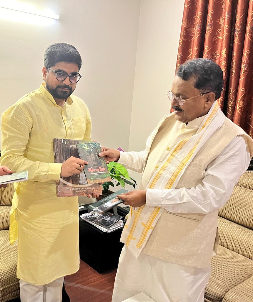 jviplav's tweet photo. सहज स्वभाव और बौद्धिकता के धनी गोवा के राज्यपाल महामहिम Shri P.S. Sreedharan Pillai जी से एक आत्मीय भेंट। उन्होंने अपनी पुस्तकें भेंट की। 
श्री @iammunishankar जी भी साथ में थे। https://t.co/7aGcQkdGce