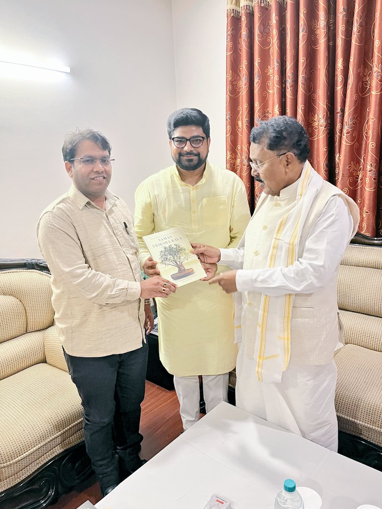 jviplav's tweet photo. सहज स्वभाव और बौद्धिकता के धनी गोवा के राज्यपाल महामहिम Shri P.S. Sreedharan Pillai जी से एक आत्मीय भेंट। उन्होंने अपनी पुस्तकें भेंट की। 
श्री @iammunishankar जी भी साथ में थे। https://t.co/7aGcQkdGce