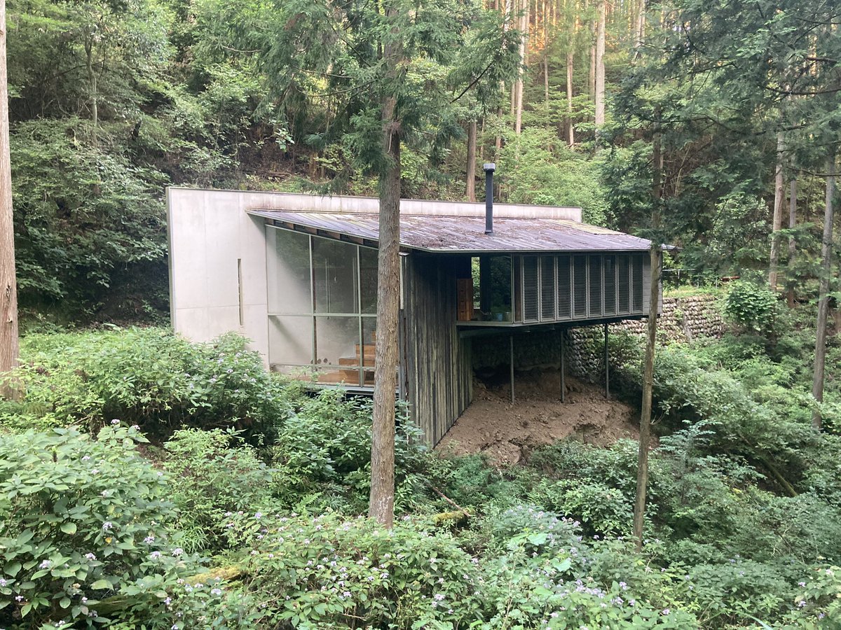 mixvu's tweet photo. 奥多摩でトレッキング。
森林セラピーロードを歩いたんだけど、この建物は何？？
中に暖炉があってすごく気になる。
冬に開くのかな？？
知っている人いますか？？ https://t.co/c47e0F6qiR