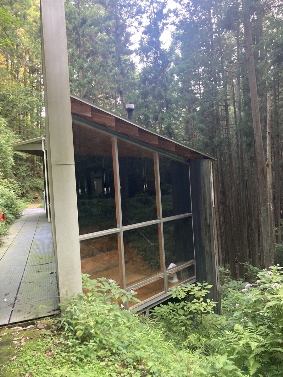 mixvu's tweet photo. 奥多摩でトレッキング。
森林セラピーロードを歩いたんだけど、この建物は何？？
中に暖炉があってすごく気になる。
冬に開くのかな？？
知っている人いますか？？ https://t.co/c47e0F6qiR