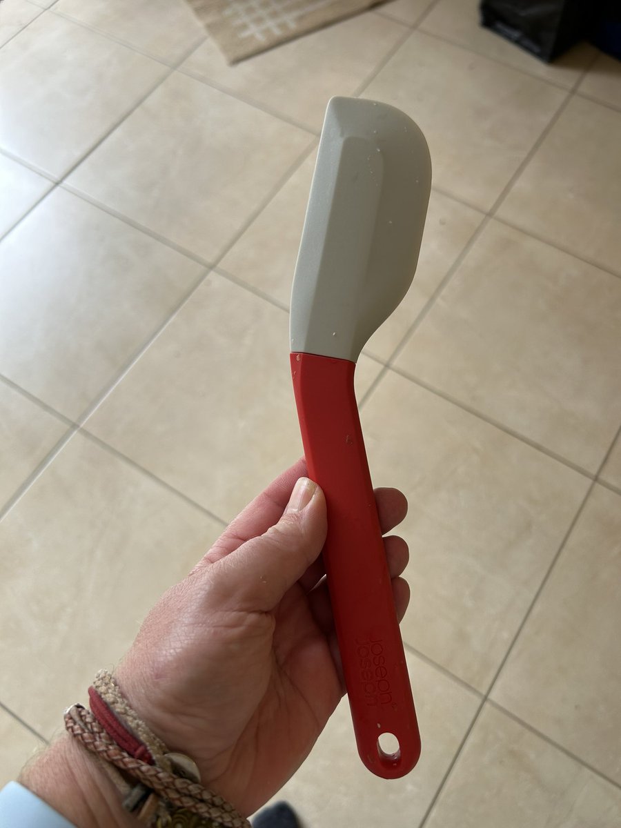 Joon123's tweet photo. Itβs #StickySunday folks. #HoneyExtraction day, That wonderful whirring sound you can hear is alas, not an electric extractor, but the washing machine. Drowns out my heavy breathing. Best bit of kit for extracting so far this year is this bowl scraper. #Beekeepershour #Beekeeping https://t.co/DqU6jOXKPm