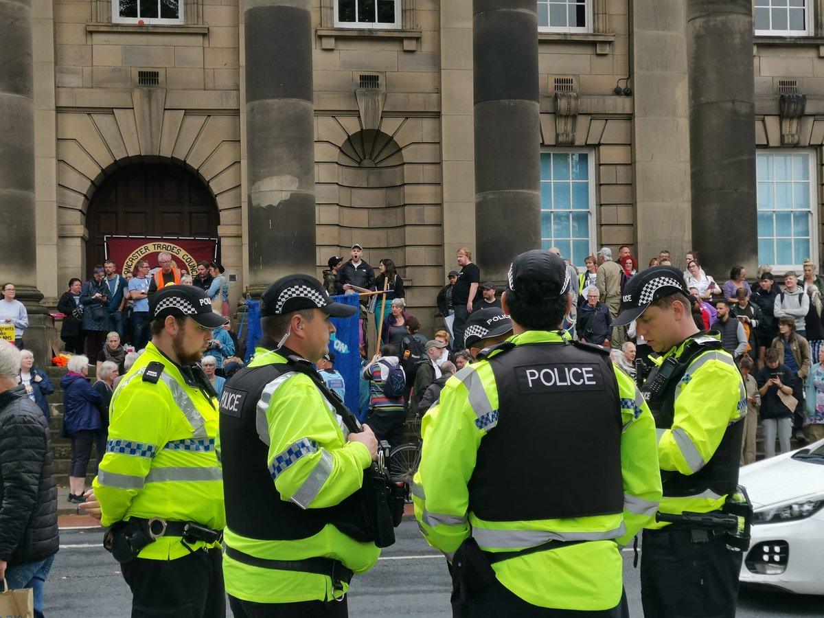 Today Lancaster told far-right thugs to jog on!

Quick action by anti-fascist campaigners &amp; the TUC meant they beat the Tommehs to the steps of our Town Hall with messages of peace &amp; hope.

Fascists aren't welcome in our city!

✊🕊️

#FarageRiots #HopeNotHate