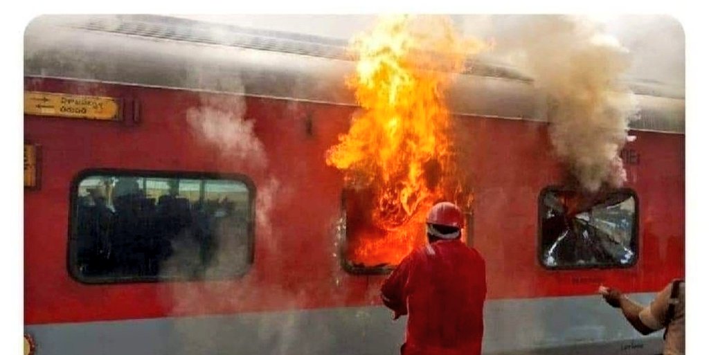 krRaviRajpoot's tweet photo. विशाखापत्तनम रेलवे स्टेशन पर कोरबा एक्सप्रेस की तीन बोगियों में आग लग गई।

दुख तब होता है जब रेलमंत्री सांसद में है  कहते है की ये छोटी छोटी घटनाए  है
लोगो का परिवार में से किसी को खो देता है और हमारे रेलमंत्री को तब फर्क पड़ेगा जब बड़ी दुर्घटनाएं हो
#railfire #corbaexpress https://t.co/UEFjxwPPQP